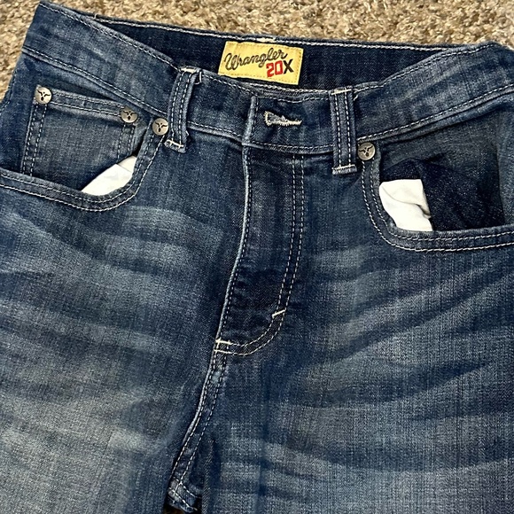 Blue denim Wrangler jeans with a distressed wash - Picture 4 of 4